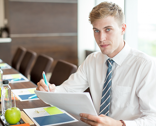 Homme travaillant sur ses finances